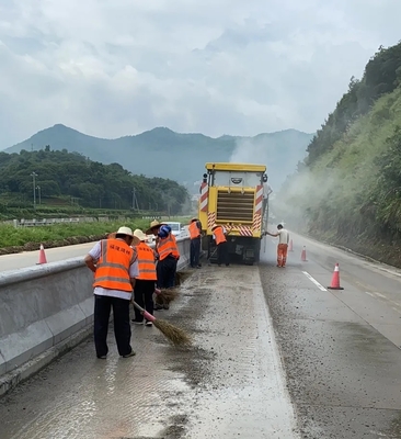 省道213线东田段 “白改黑” 工程开始摊铺水稳层