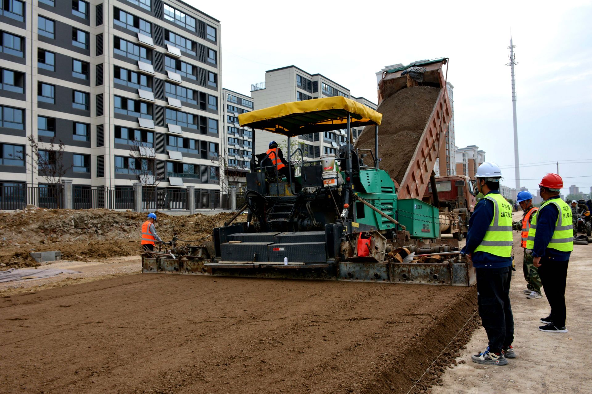 中能建建筑集团定远ppp项目松园路机动车道水稳层施工告捷 - 会员动态
