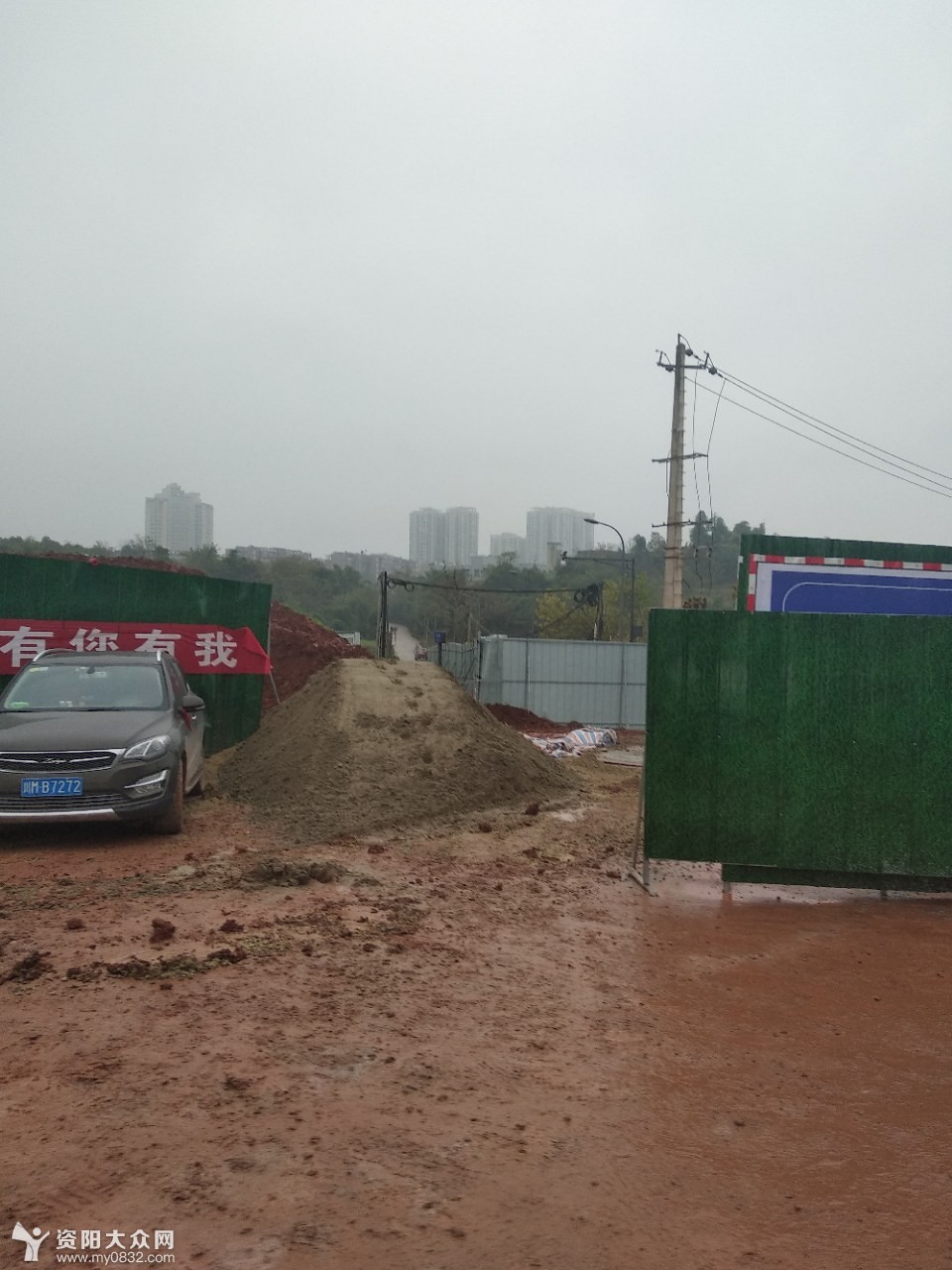 两台小型挖机正在工地上作业,另一节道路已经开始铺设水稳层.