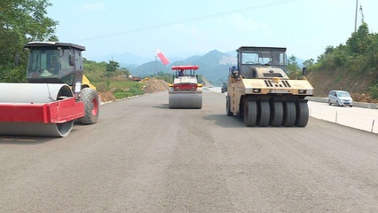 道路水稳层一方多少吨-五星建设