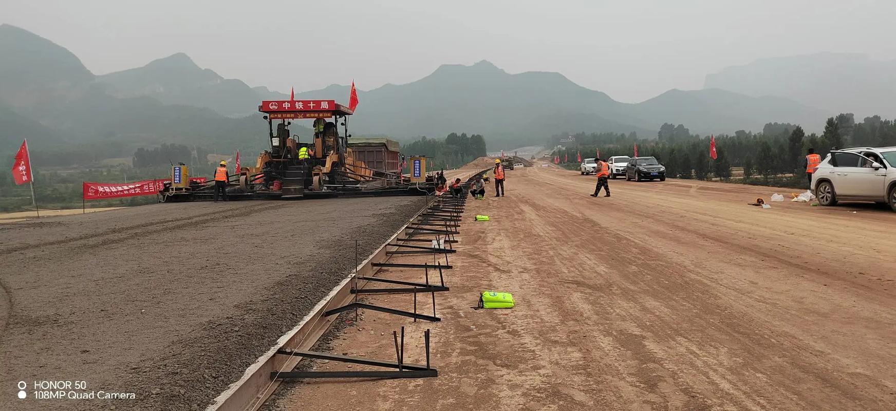 沿太行高速公路水稳底基层摊铺