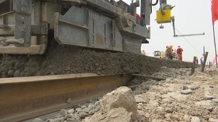 五团至阿拉尔公路项目进入路面水稳基层施工