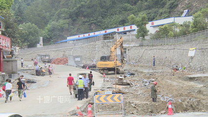 十堰清潭路管廊建设完毕:路面进入水稳层铺设阶段