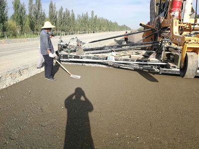 新疆第六师102团-五家渠-105团公路第四、第五合同段水稳基层整体成型摊铺效果