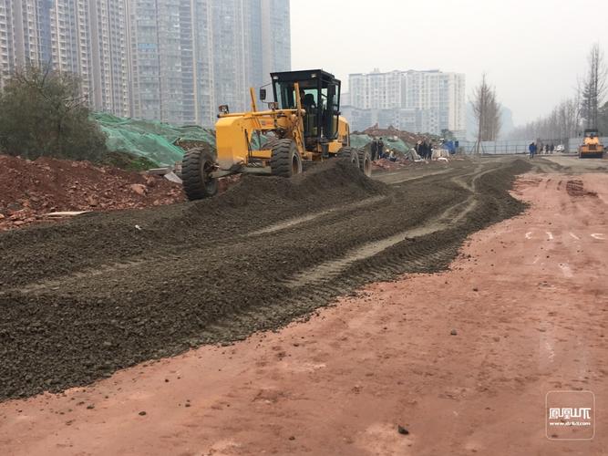 西外滨河西路开始铺设水稳层了