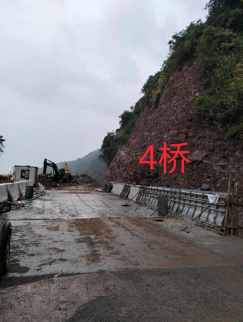 二酉至白田道路改造最新进展,5座桥梁已基本完工,水稳层正在加