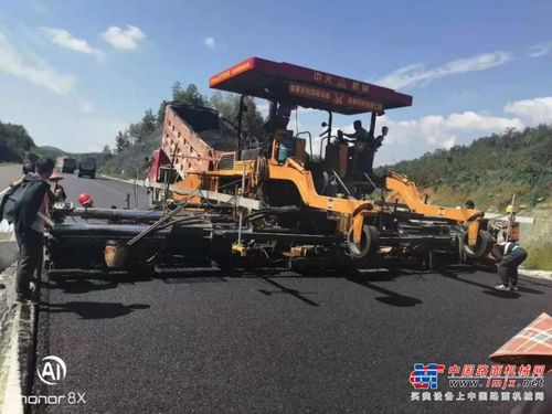 中大机械助力湖北建恩高速路面施工 抗离析摊铺机应用中面层沥青混凝土加工