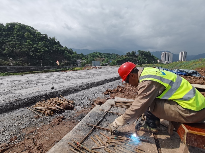 长太高速公路项目长岭段完成首段水稳层铺设，助力长岭经济高质量发展